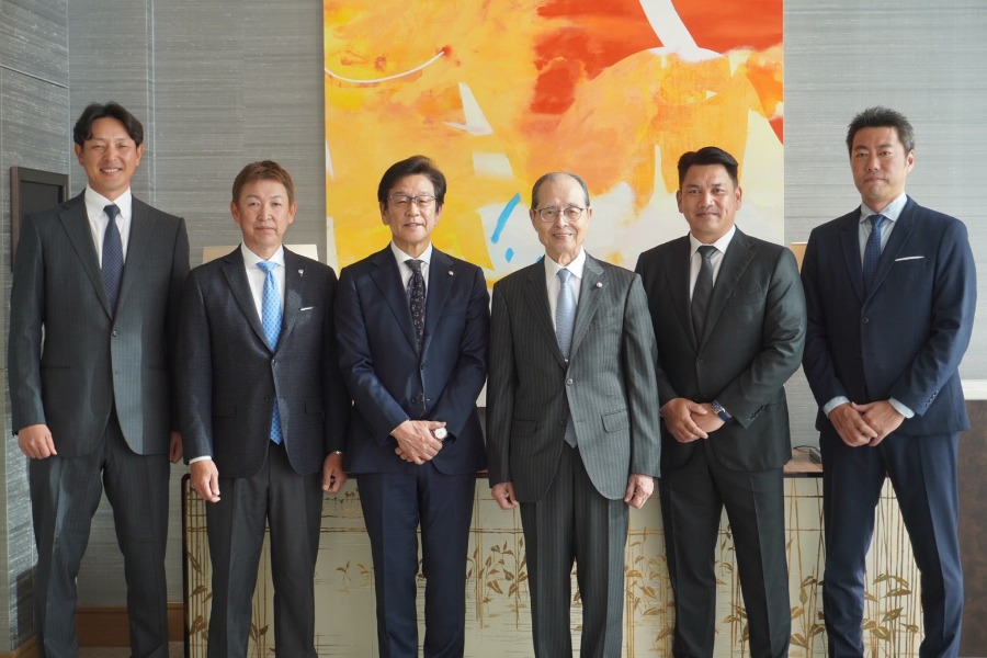 会議に参加した岩隈久志氏、立浪和義氏、栗山英樹氏(副代表)、王貞治氏(代表)、井口資仁氏、上原浩治氏(左から)【写真:宮脇広久】