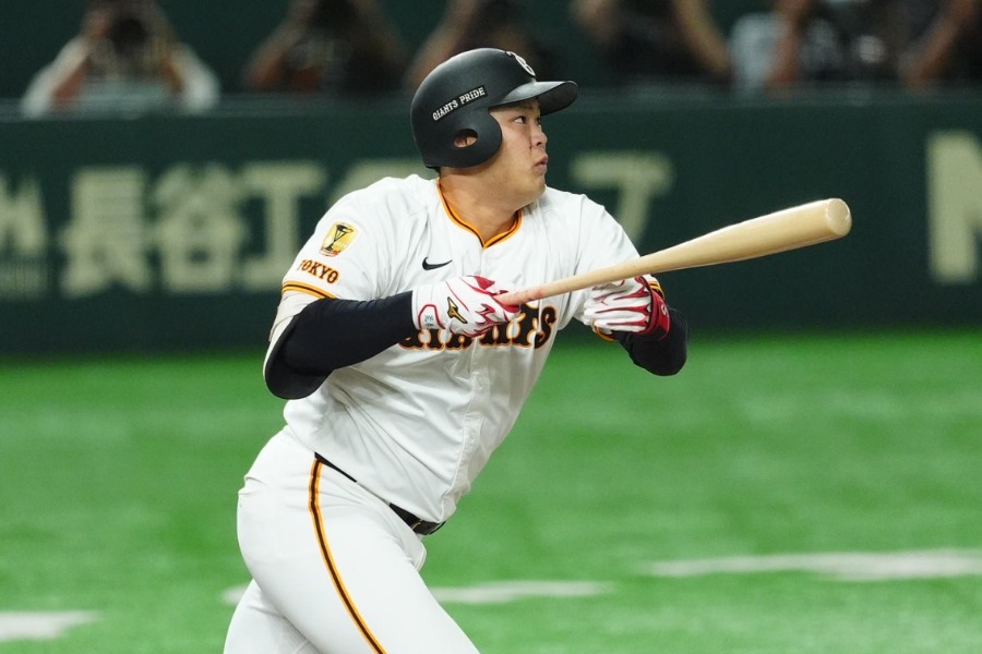 巨人・荒巻悠【写真：小林靖】