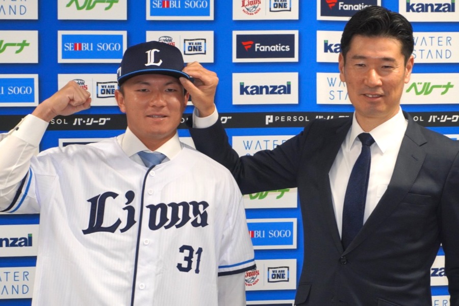 入団会見に登場した西武・茶野篤政(左)と広池浩司球団本部長【写真:宮脇広久】