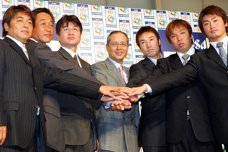 第1回WBCの日本代表で投手コーチを務めた武田一浩氏(写真左)【写真:アフロ】