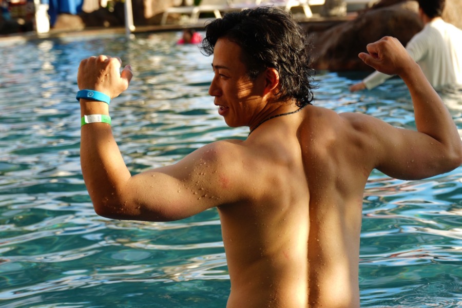 ハワイでムキムキの筋肉を披露した野村勇【写真:荒川祐史】