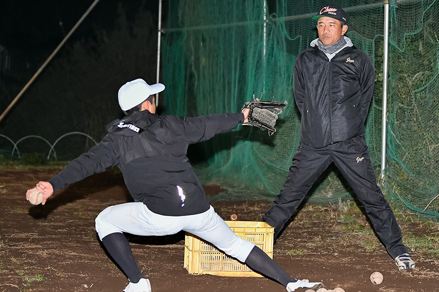 中学生を指導する前田幸長氏(右)【写真:小林靖】