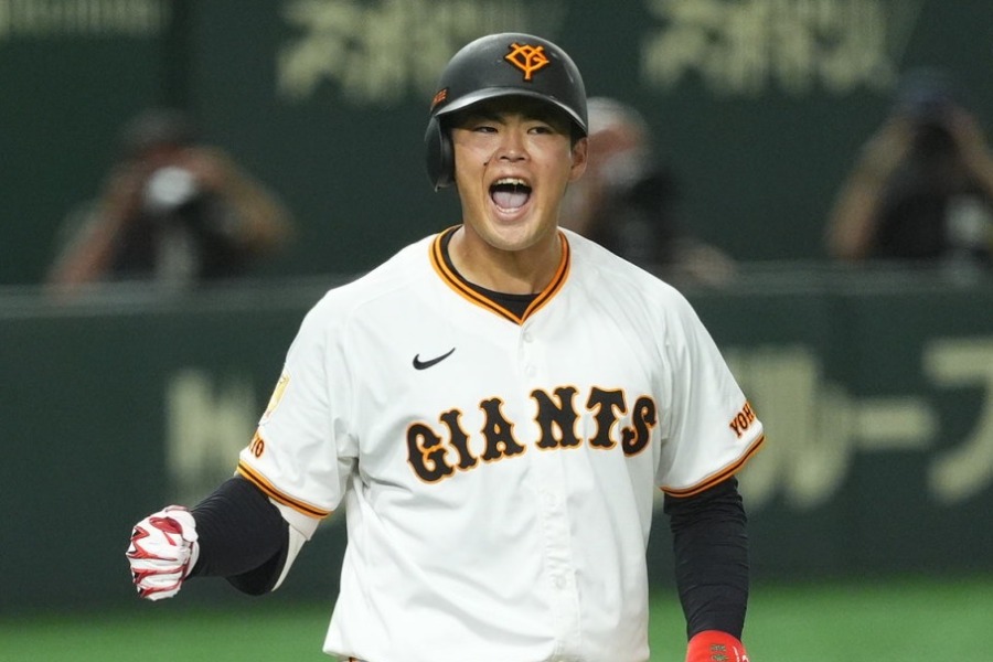 巨人・荒巻悠【写真:小林靖】