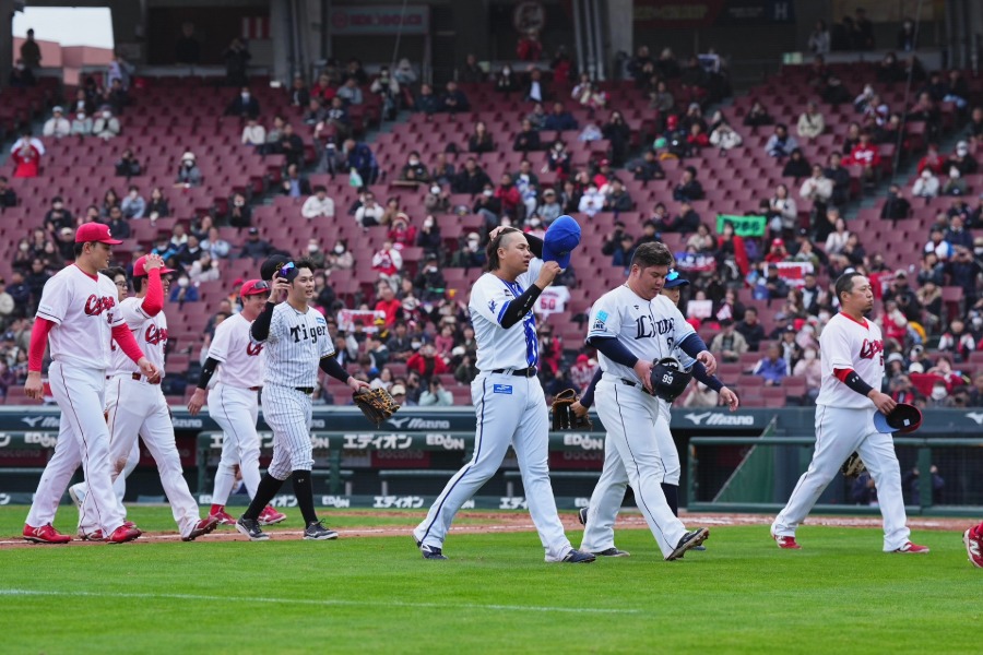 ファンに挨拶するトライアウト参加メンバー【写真:小林靖】