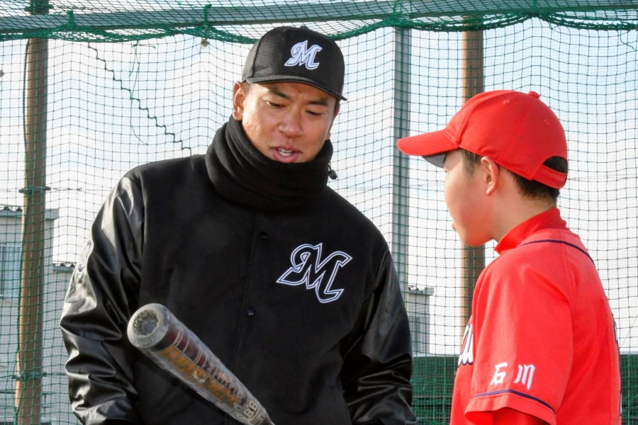 子どもたちに指導するロッテ・角中勝也【写真:北野正樹】