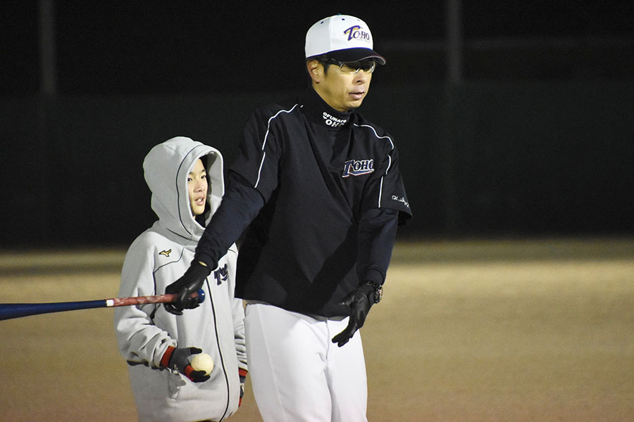 東朋野球クラブ・鈴木賢太コーチ【写真：川浪康太郎】
