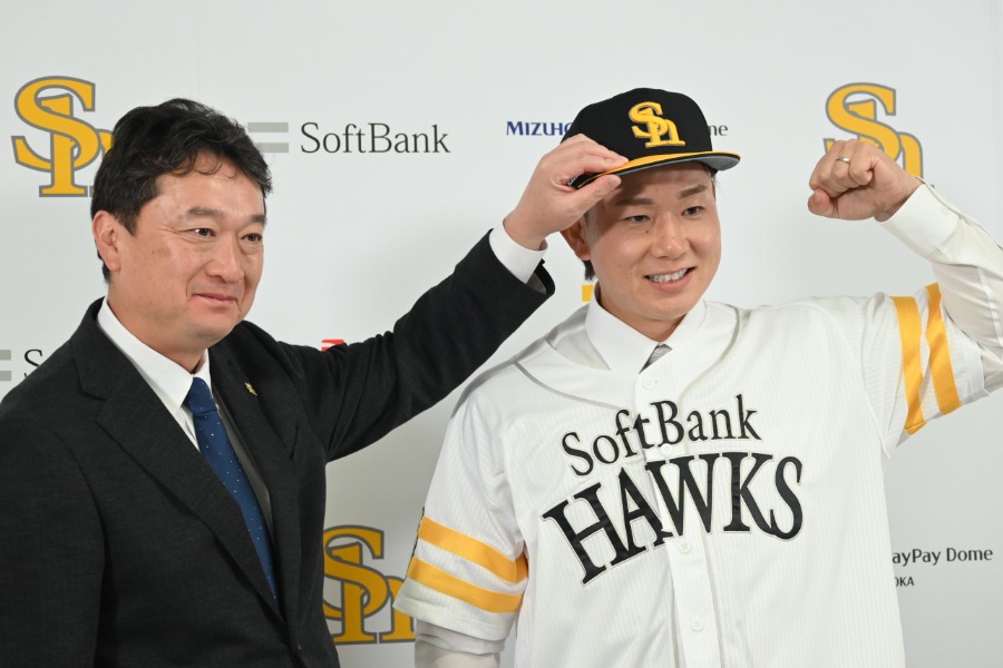 ソフトバンクの入団会見に臨んだ中村稔弥【写真:長濱幸治】