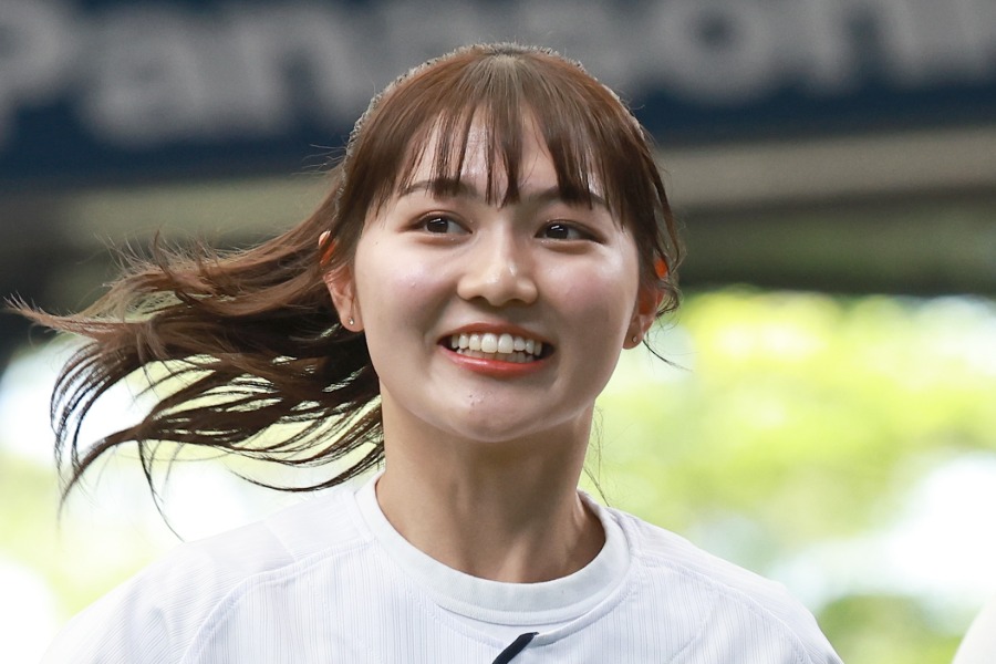 始球式に登場した時の細川愛倫さん【写真提供:産経新聞社】