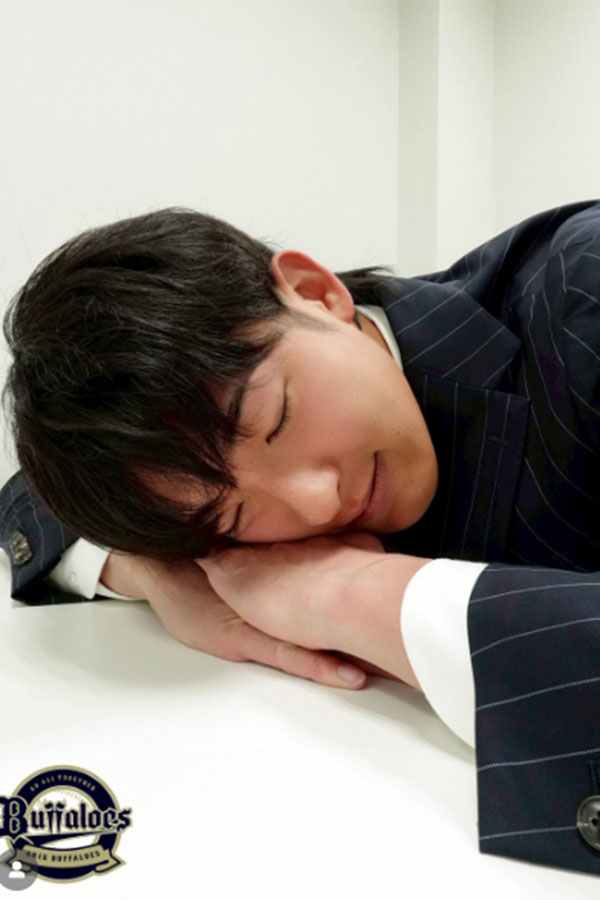 スーツを着用したオリックス・山崎颯一郎【写真:公式インスタグラムより】