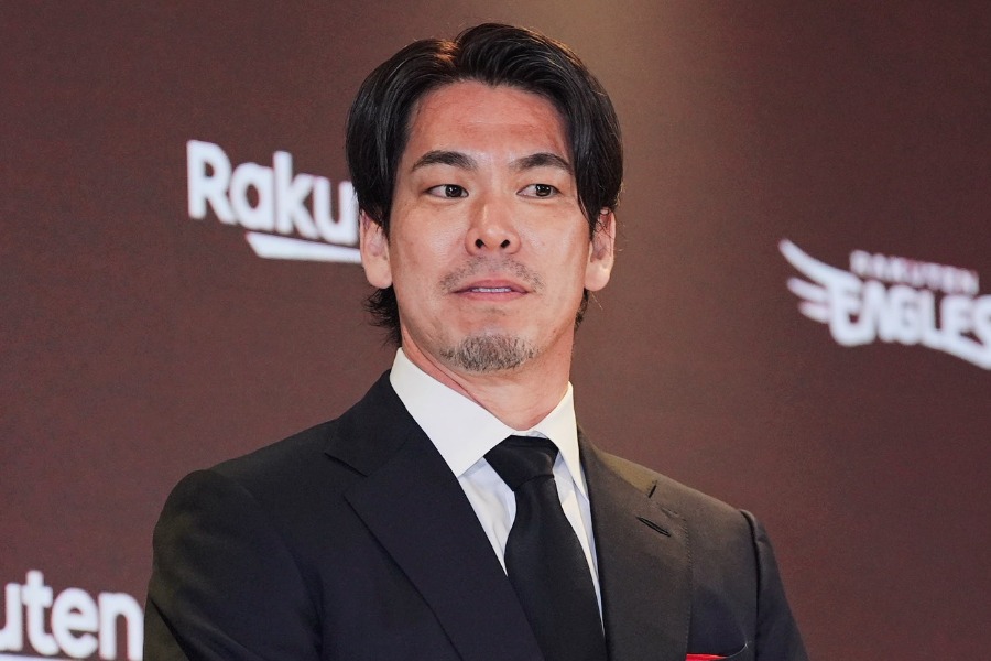 楽天の入団会見に臨んだ前田健太【写真：小林靖】