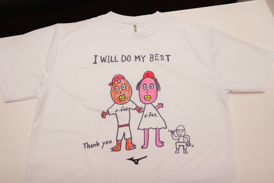 報道陣に配布されたTシャツ【写真：小林靖】