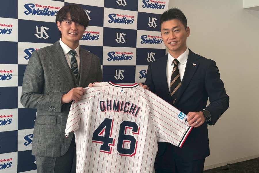 ヤクルト入団会見に臨んだ大道温貴（左）と青木宣親GM補佐【写真：町田利衣】