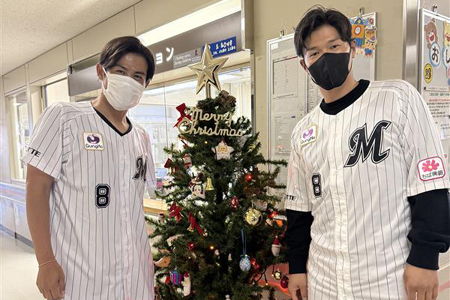 千葉県こども病院へ訪問したロッテ・中村奨吾（右）とOBの今江敏晃氏【写真：球団提供】