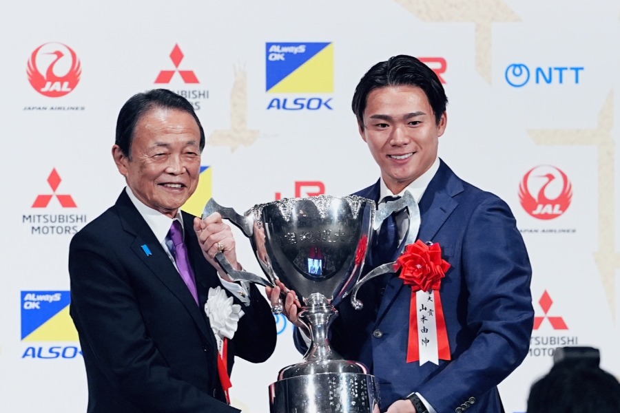 日本プロスポーツ大賞を初受賞したドジャース・山本由伸（右）と麻生太郎氏【写真：小林靖】