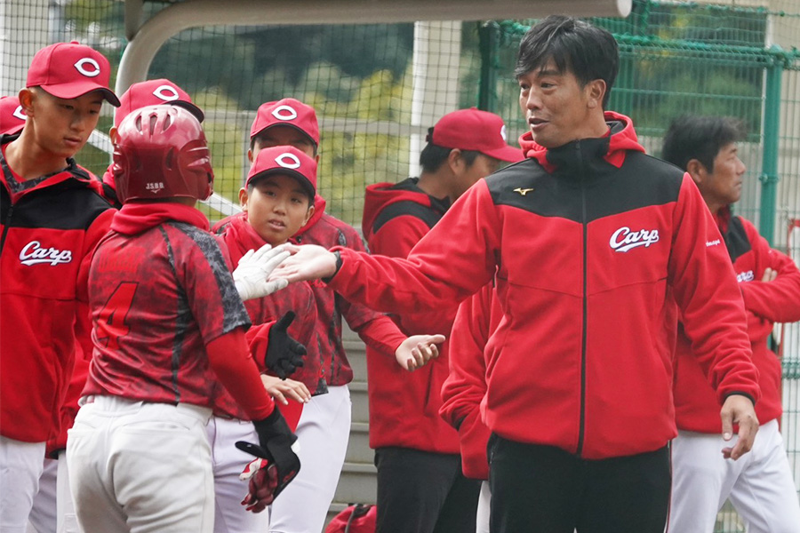 広島ジュニアの天谷宗一郎監督（右）【写真：チーム提供】