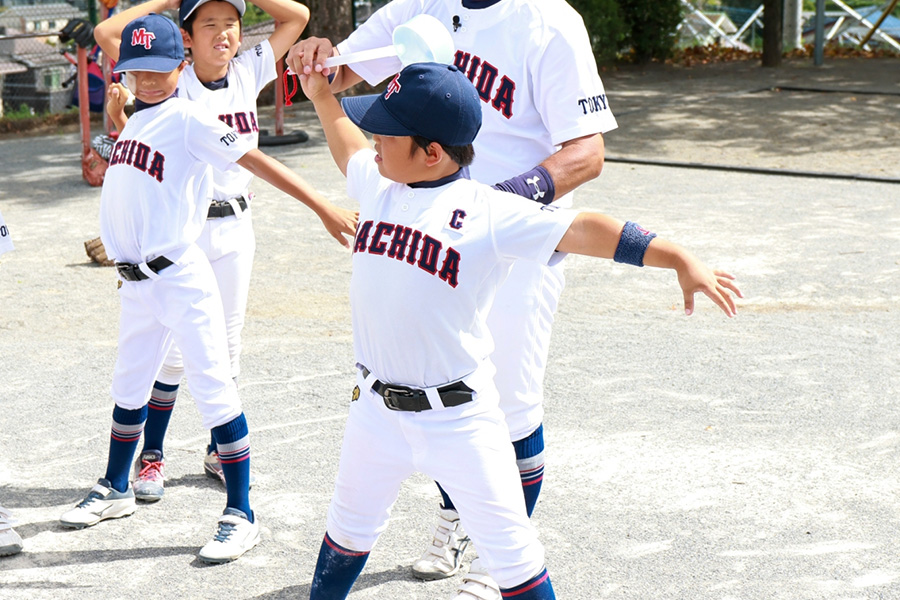 町田玉川学園少年野球クラブの「ひしゃくドリル」の様子【写真：伊藤賢汰】