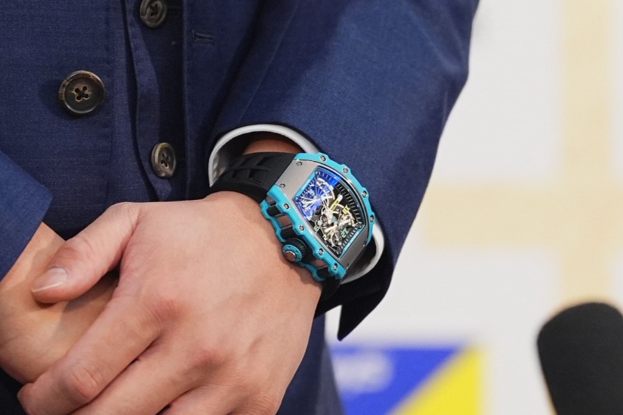 山本由伸が左手首に高級時計をつけて登場【写真：小林靖】