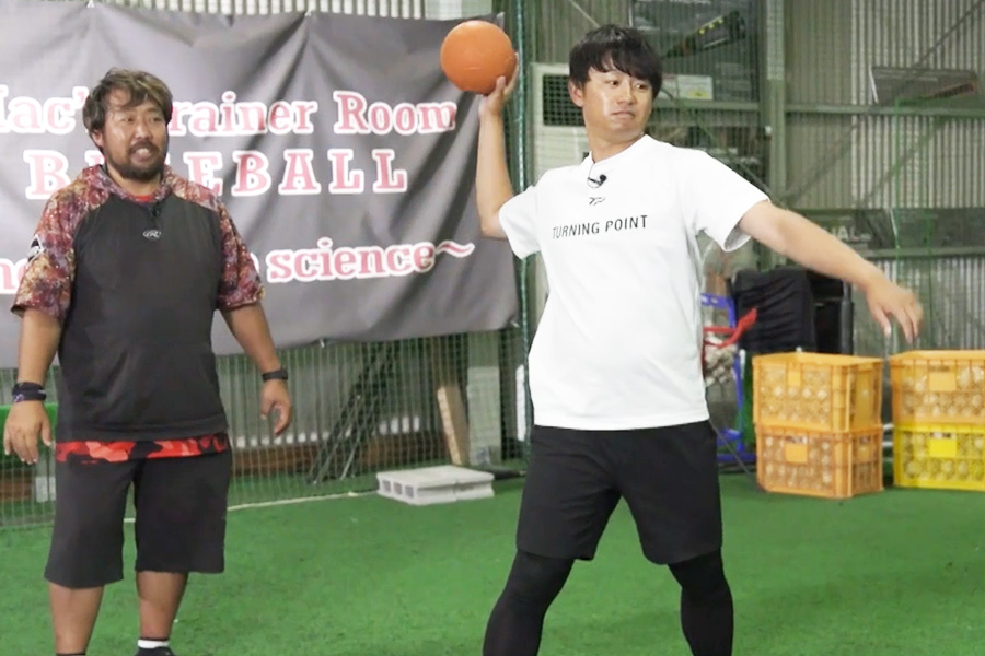 ハンドボールスローを指導する高島誠氏（左）【写真：編集部】