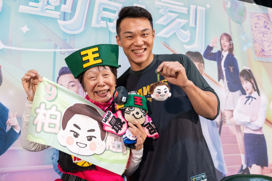 小貫和恵さん（左）と台鋼ホークス・王柏融【写真提供：台鋼ホークス】