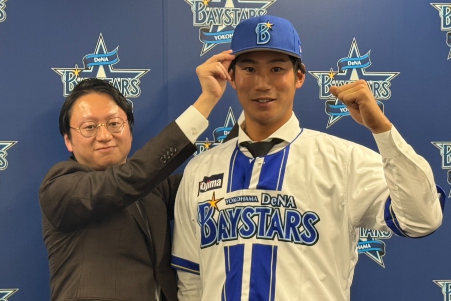 入団会見で決意を語ったDeNA・濱将乃介(右)【写真:町田利衣】