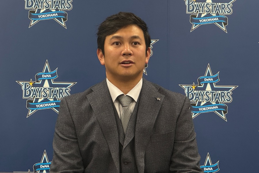 契約更改後、会見に出席したDeNA・山崎康晃【写真:町田利衣】