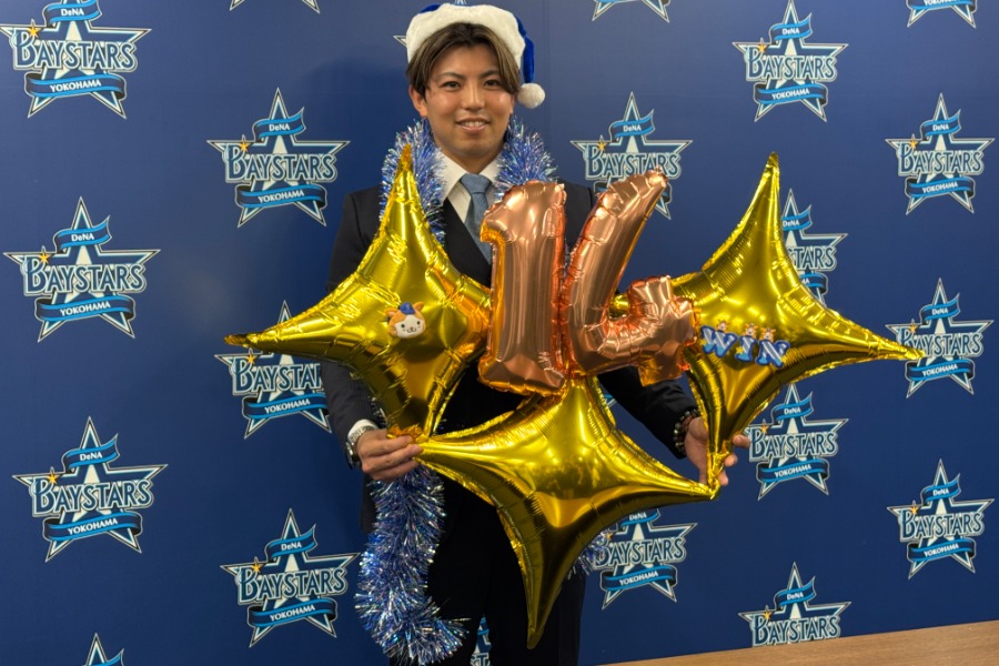 契約更改後、会見に出席したDeNA・東克樹【写真:町田利衣】