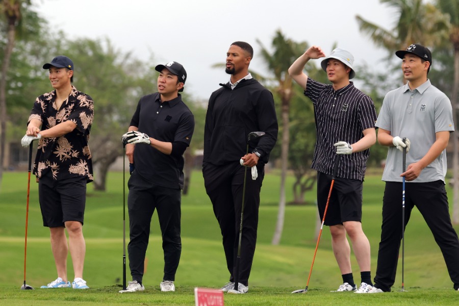 ハワイでゴルフを楽しむジョン・デュプランティエ(中央)ら阪神ナイン【写真提供:産経新聞社】