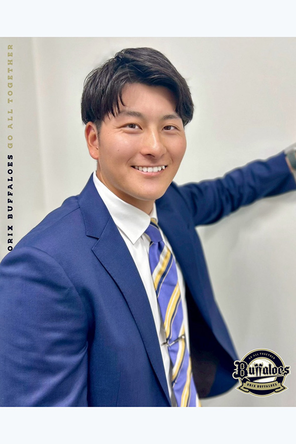 スーツを着用したオリックス・高島泰都【写真:公式インスタグラムより】