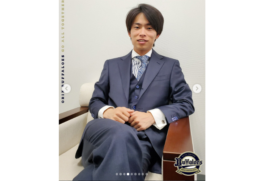 公開された山岡泰輔のスーツ姿(オリックス公式インスタグラムからスクリーンショット)