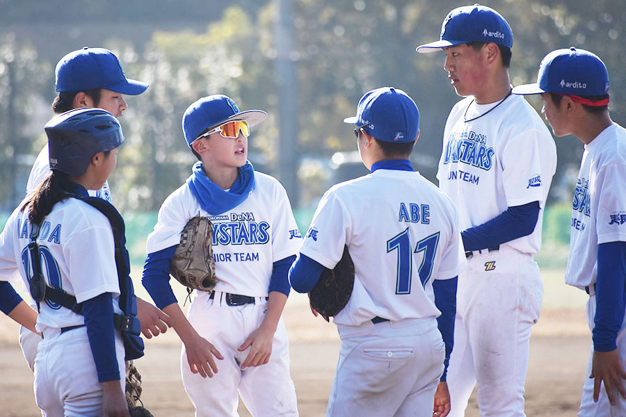 大会に挑むベイスターズジュニア（中央は荒川航輝主将）【写真：高橋幸司】