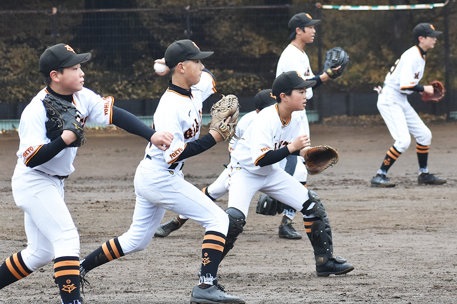 「試合のための練習をしてほしい」と選手たちに助言する【写真：高橋幸司】