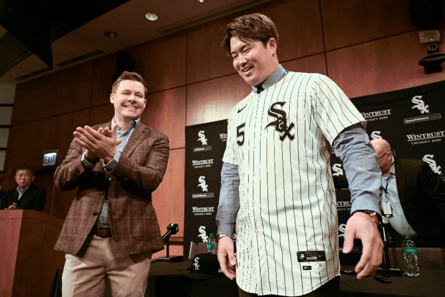 ホワイトソックスの入団会見に臨んだ村上宗隆【写真：ロイター】