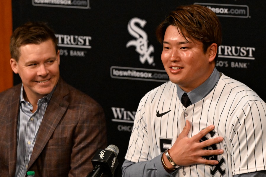 ホワイトソックスの入団会見に臨んだ村上宗隆【写真：ロイター】