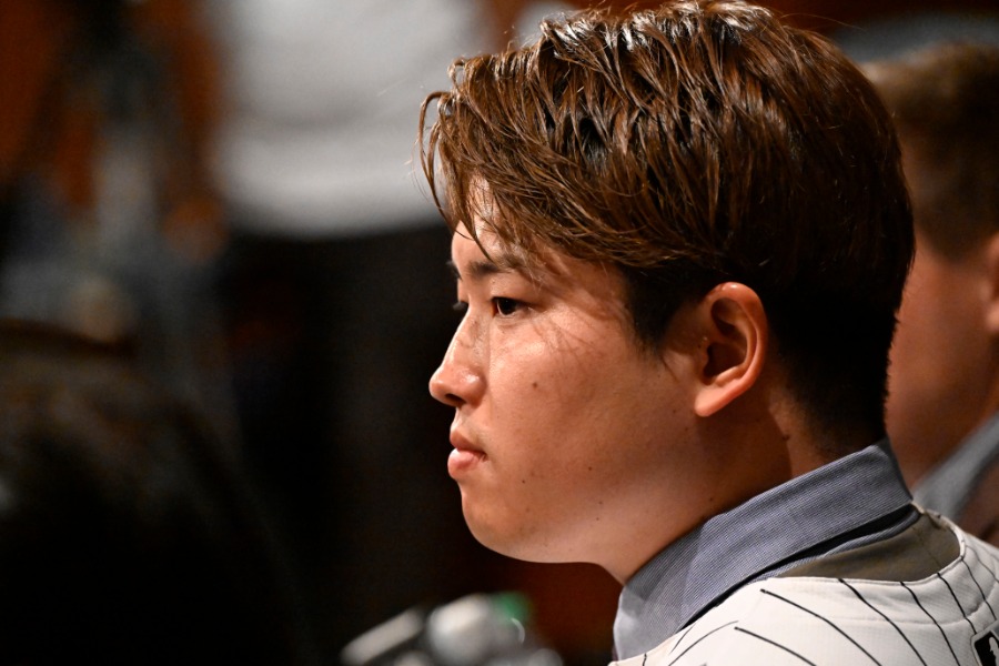 ホワイトソックスの入団会見に臨んだ村上宗隆【写真：ロイター】