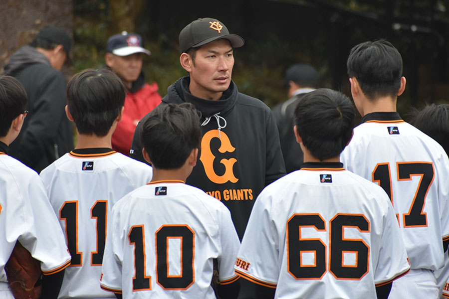 大田泰示コーチとジャイアンツジュニアナイン【写真：高橋幸司】
