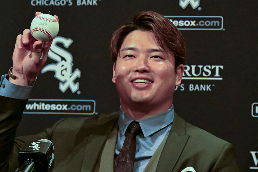 ホワイトソックスの入団会見に臨んだ村上宗隆【写真：ロイター】