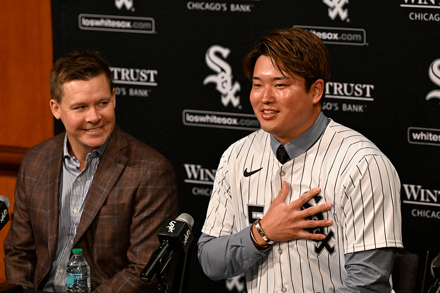 ホワイトソックスの入団会見に臨んだ村上宗隆【写真：ロイター】