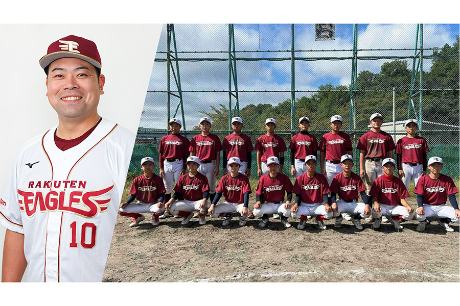 寺岡寛治監督（左）とイーグルスジュニアナイン（c）Rakuten Eagles