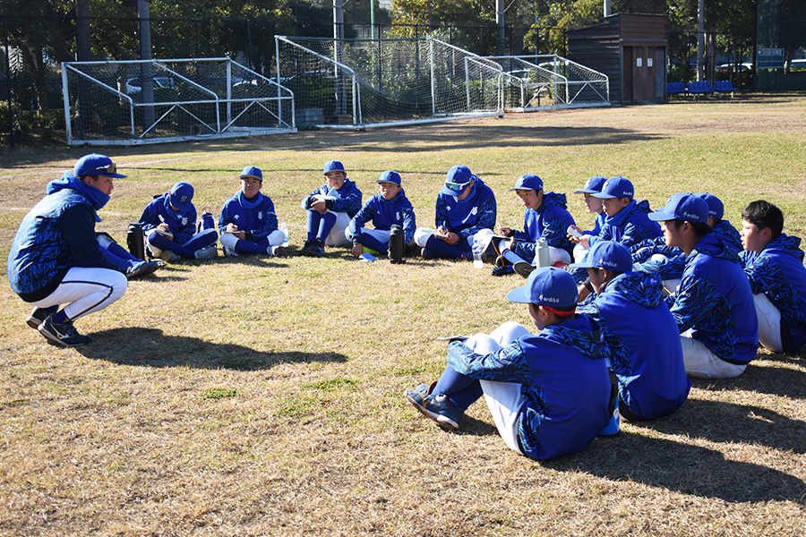 ミーティングで選手に語りかける松井飛雄馬監督【写真：高橋幸司】