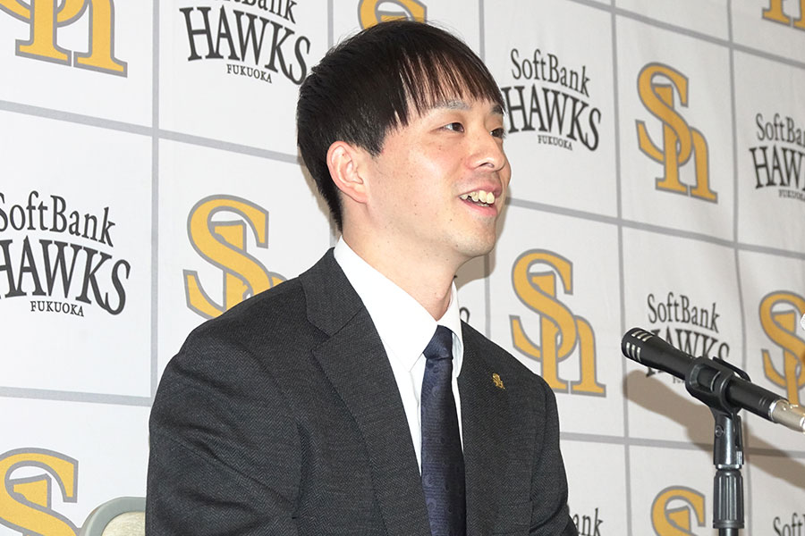 契約更改後の会見に出席したソフトバンク・大関友久【写真：竹村岳】