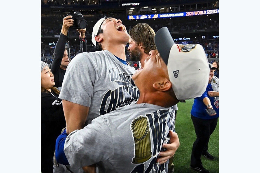 ドジャースのデーブ・ロバーツ監督と抱き合う大谷翔平【写真提供：ジョン・スーフー/ドジャース】