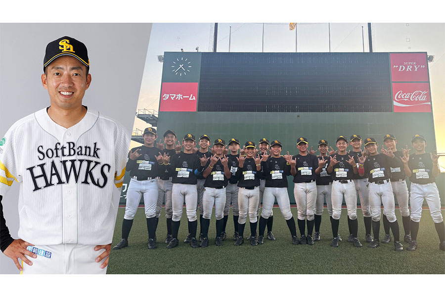 嘉弥真新也監督（左）とホークスジュニアナイン（c）SoftBank HAWKS
