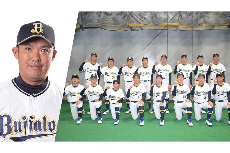 塩崎真監督（左）とバファローズジュニアナイン（c）ORIX Buffaloes