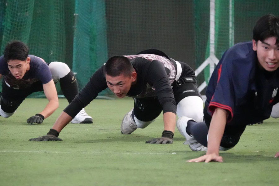 室内でトレーニングを行う日本航空石川高ナイン【写真：橋本健吾】