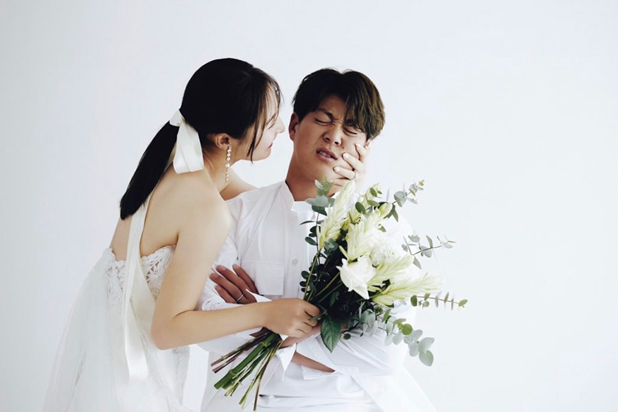 ウエディングフォトを撮る鶴岡果恋（左）とオリックス・来田涼斗（写真はスクリーンショット）