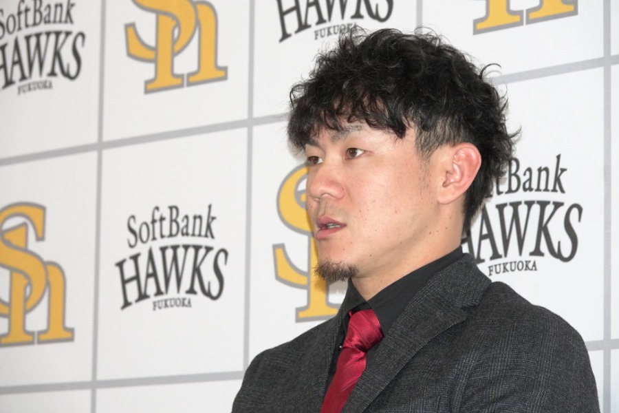 契約更改後、会見に臨んだソフトバンク・牧原大成【写真：竹村岳】