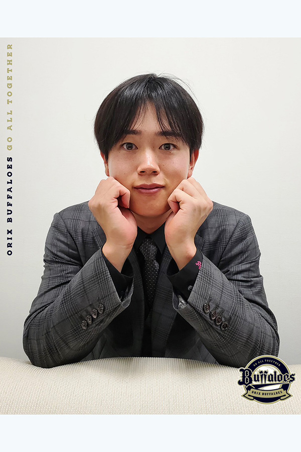 スーツ姿でポーズをとるオリックス・太田椋（画像は公式インスタグラムより）