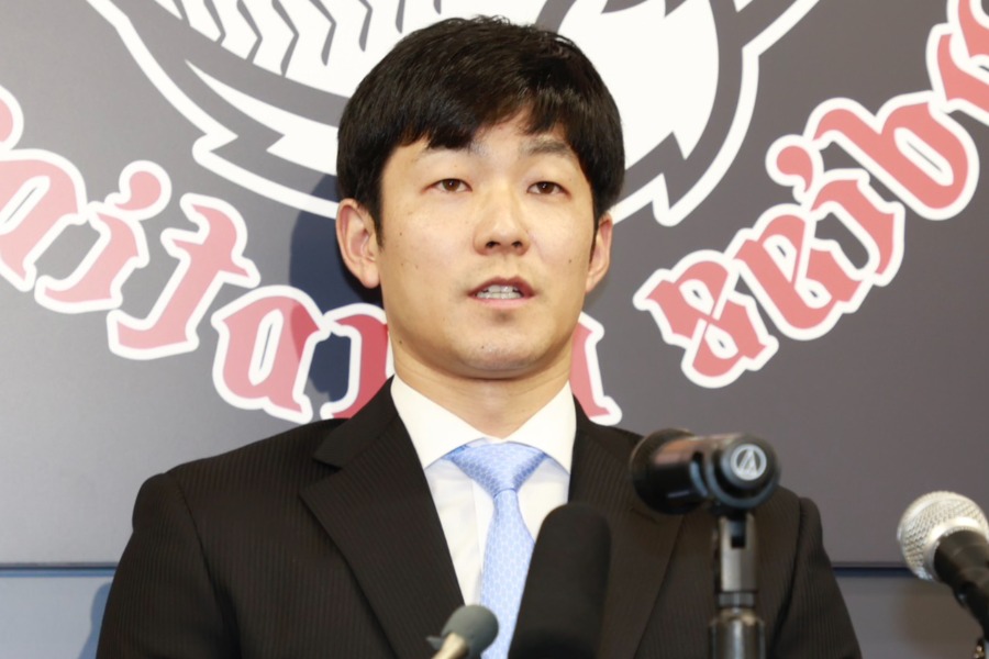西武入団会見に出席した石井一成【写真：小池義弘】