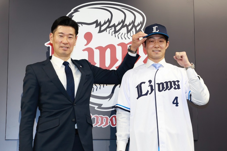 会見に出席した西武・広池浩司球団本部長（左）と石井一成【写真：小池義弘】