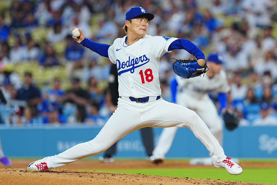 特徴的なフォームでボールを投げ込むドジャース・山本由伸【写真：荒川祐史】